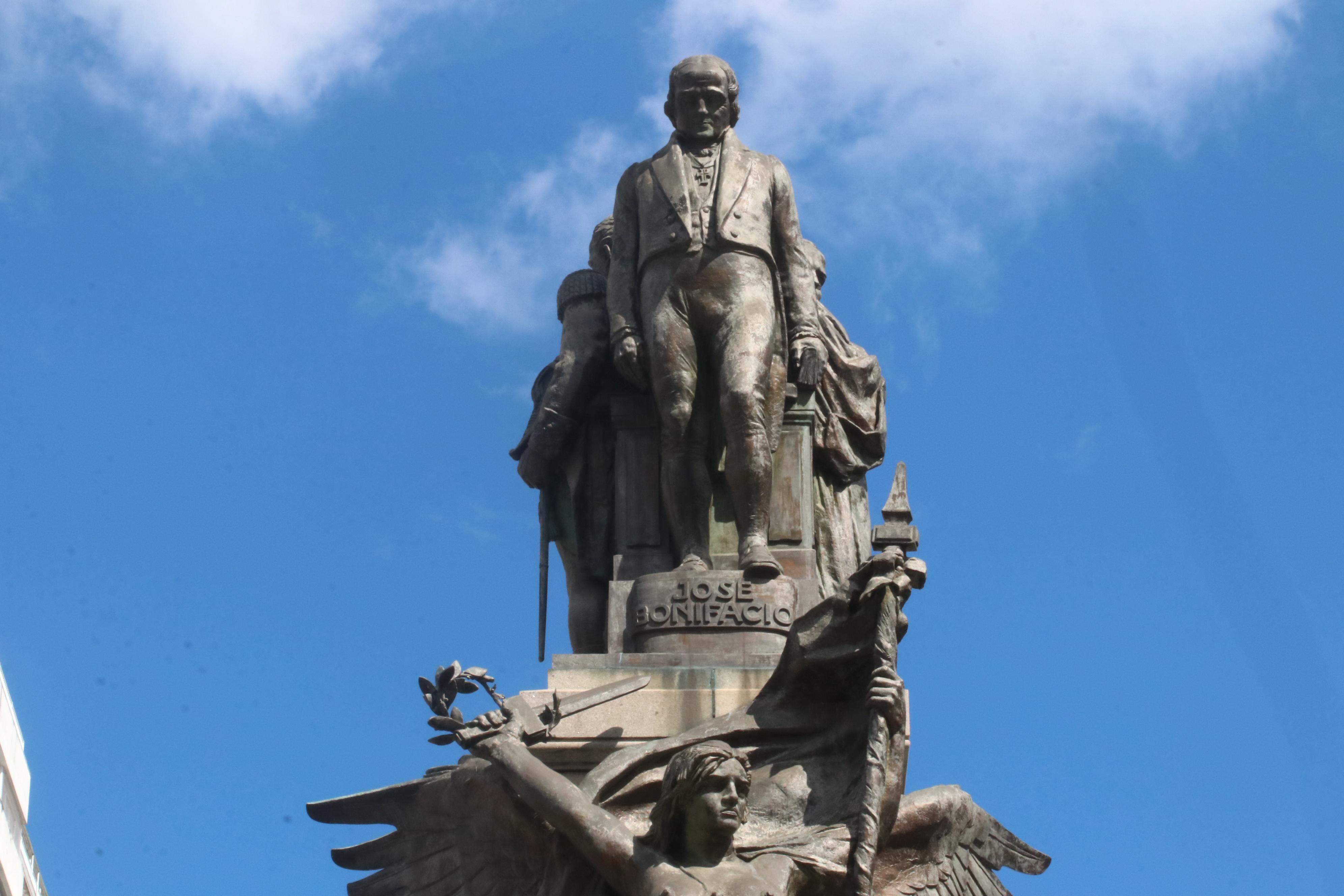 Monumento na Praça Independência, no Gonzaga, alude aos Andradas