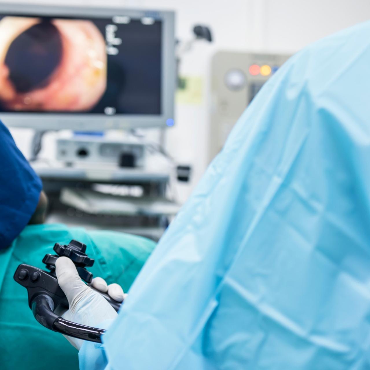 Prefeitura alega que colonoscopia depende de cotas do Estado; este diz caber ao Município ordenar fila