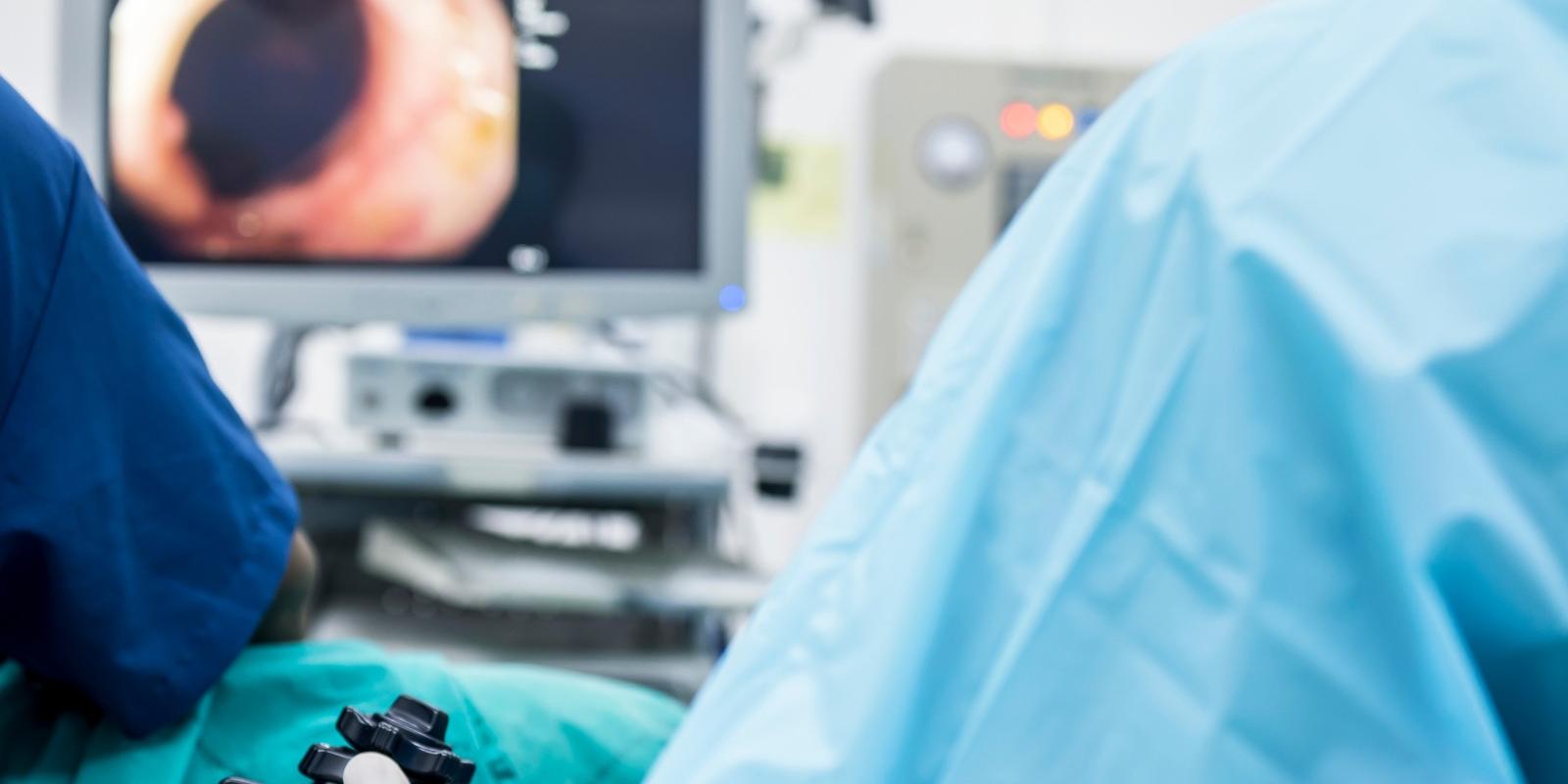 Prefeitura alega que colonoscopia depende de cotas do Estado; este diz caber ao Município ordenar fila