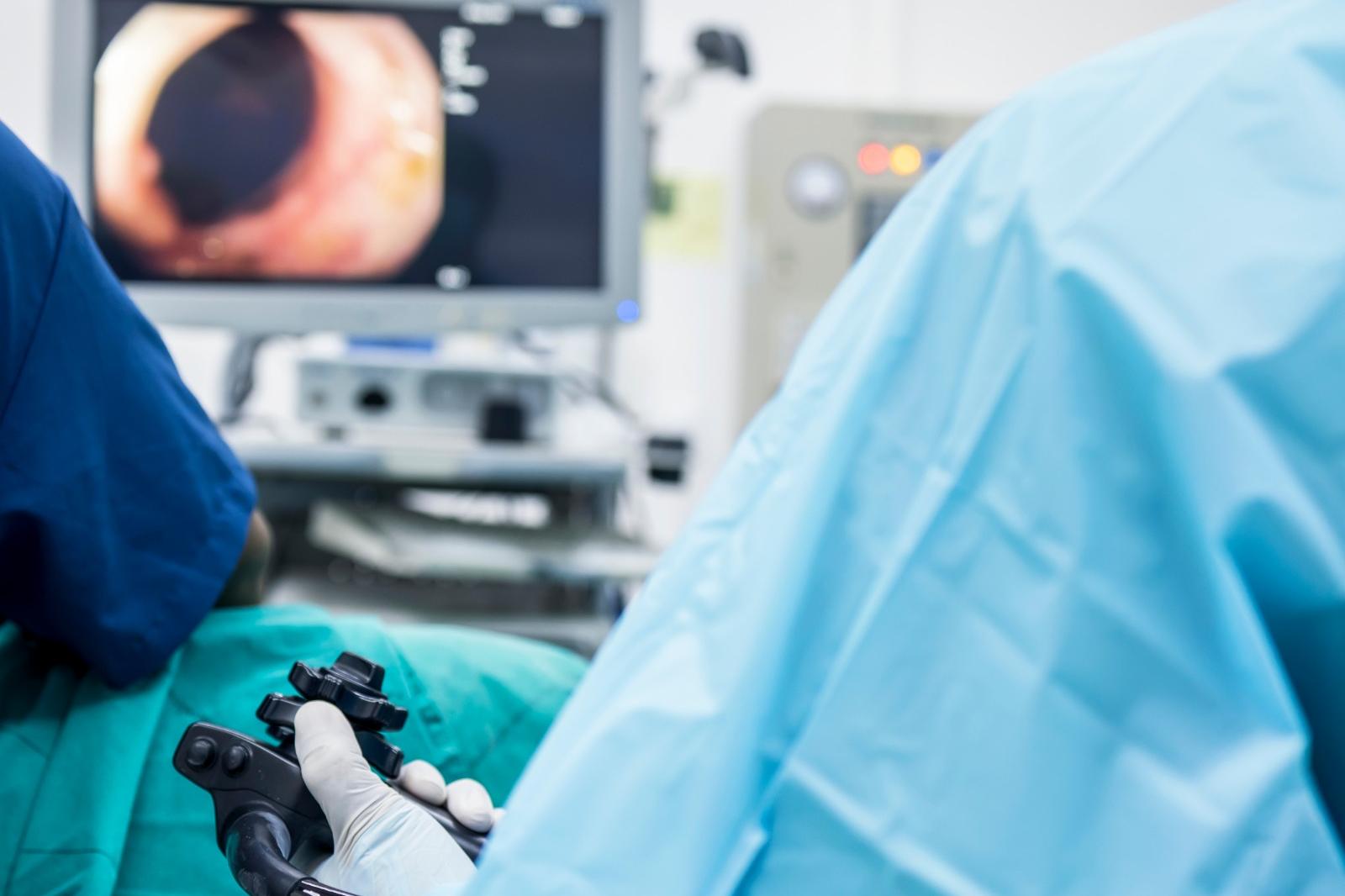 Prefeitura alega que colonoscopia depende de cotas do Estado; este diz caber ao Município ordenar fila