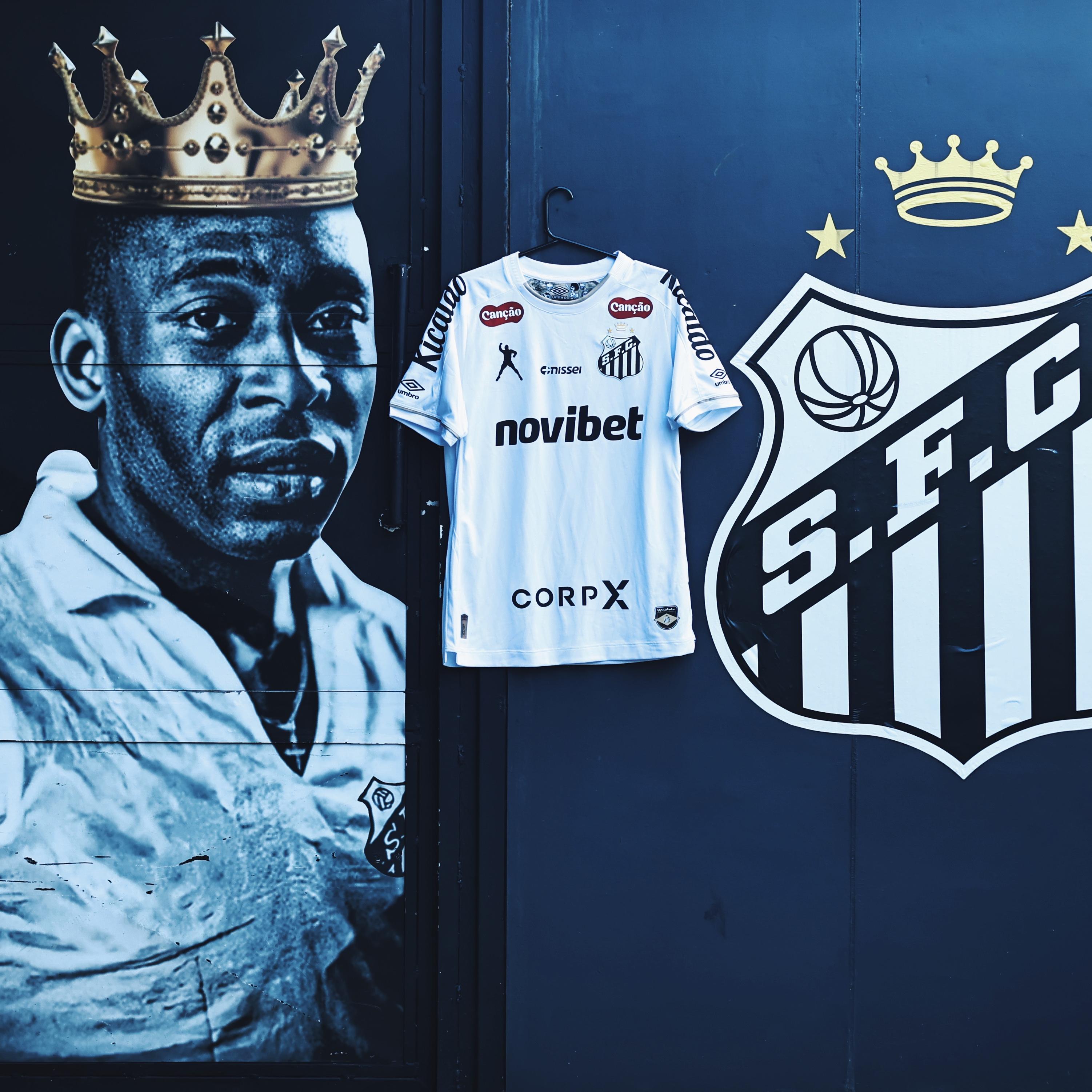 Ícone da lendária comemoração de Pelé estará presente no uniforme do Santos diante do Atlético-MG