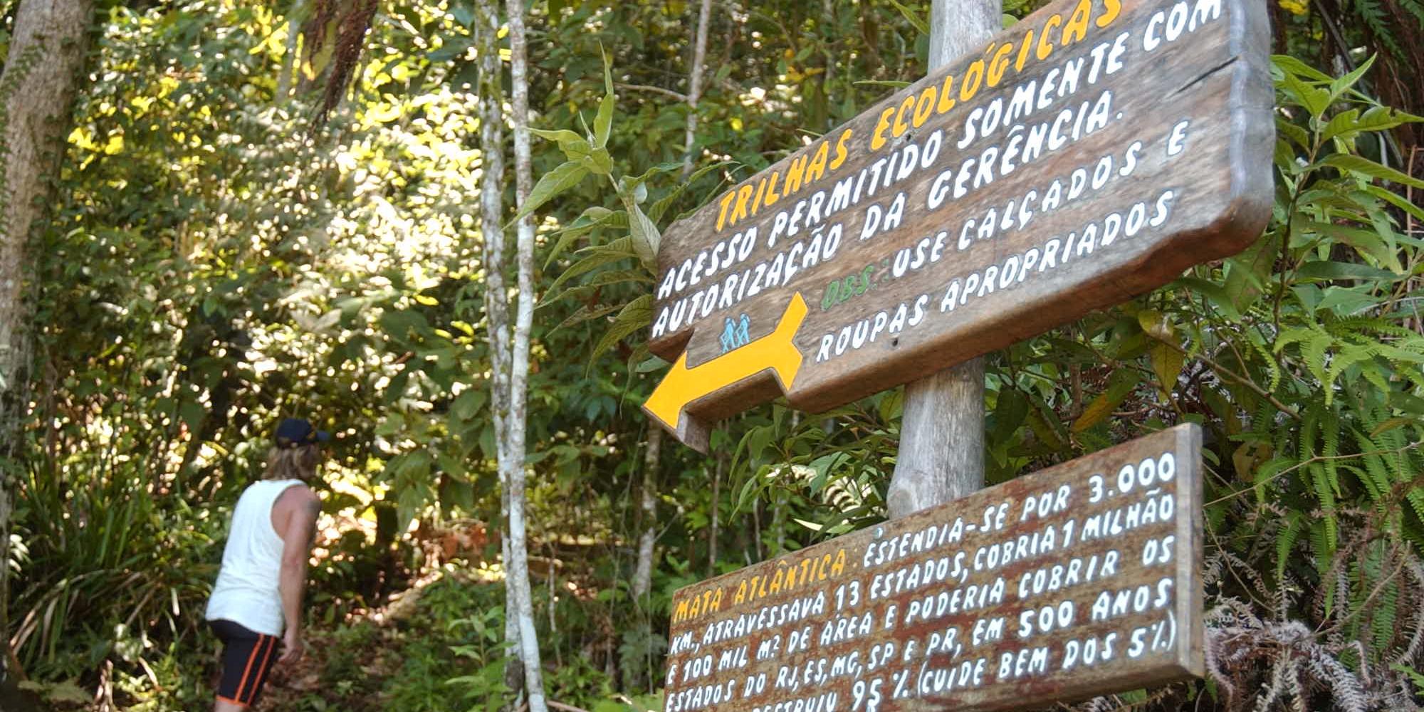 As trilhas são uma opção de lazer para quem não quer a areia e o mar.