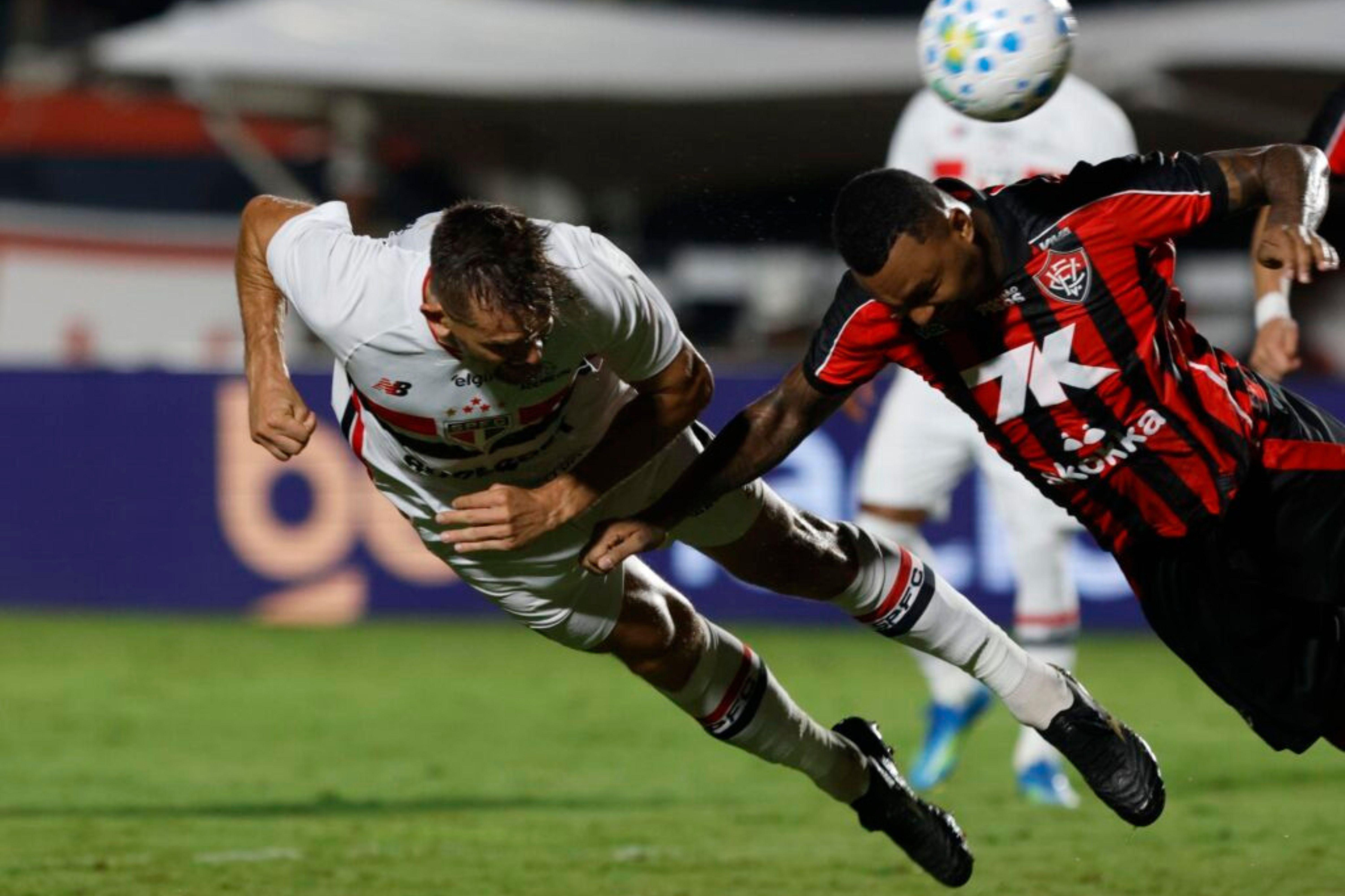 São Paulo sente desfalques, produz pouco e perde para o Vitória fora de casa pelo Brasileirão