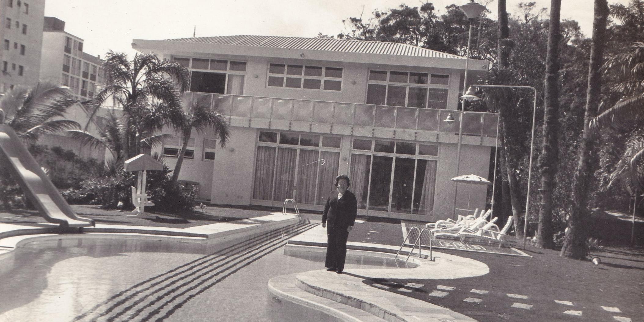 A piscina era apenas uma das atrações do icônico conjunto arquitetônico localizado na Ponta da Praia