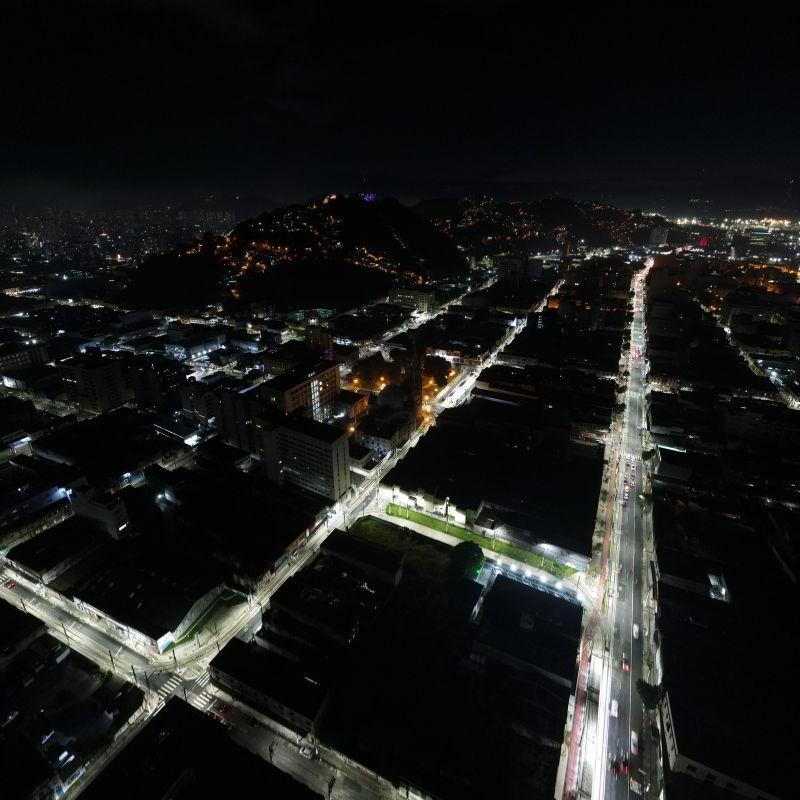 Expansão do programa deve atingir diferentes regiões da cidade ao longo deste ano; economia com lâmpadas de LED pode chegar a 50%