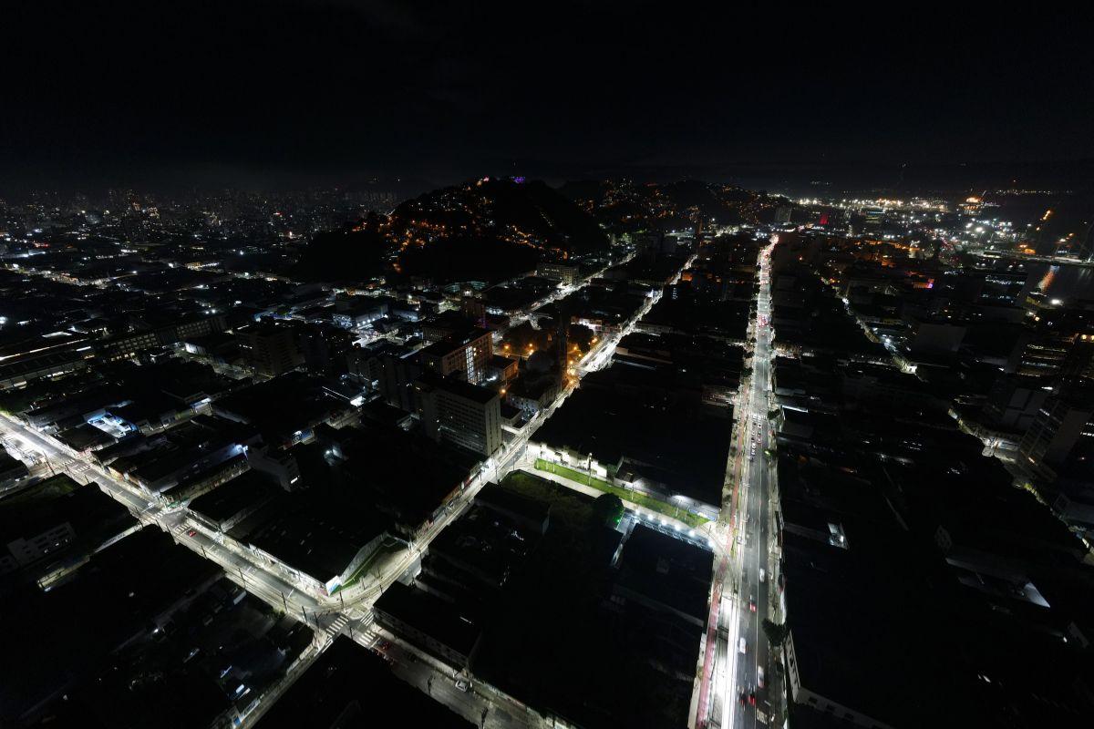 Expansão do programa deve atingir diferentes regiões da cidade ao longo deste ano; economia com lâmpadas de LED pode chegar a 50%