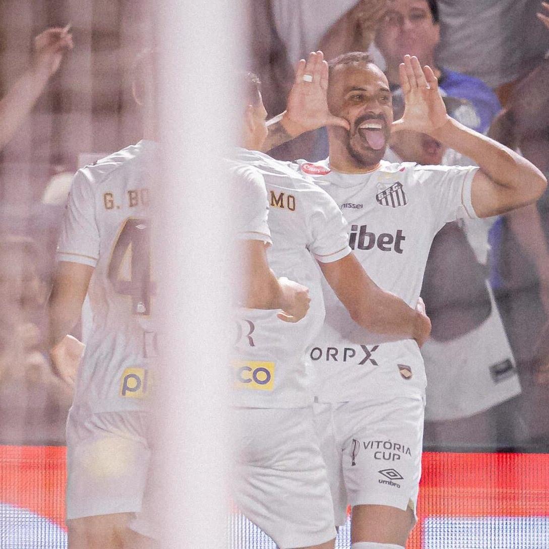 Moisés garantiu a vitória e comemorou fazendo careta, ao "estilo Neymar"