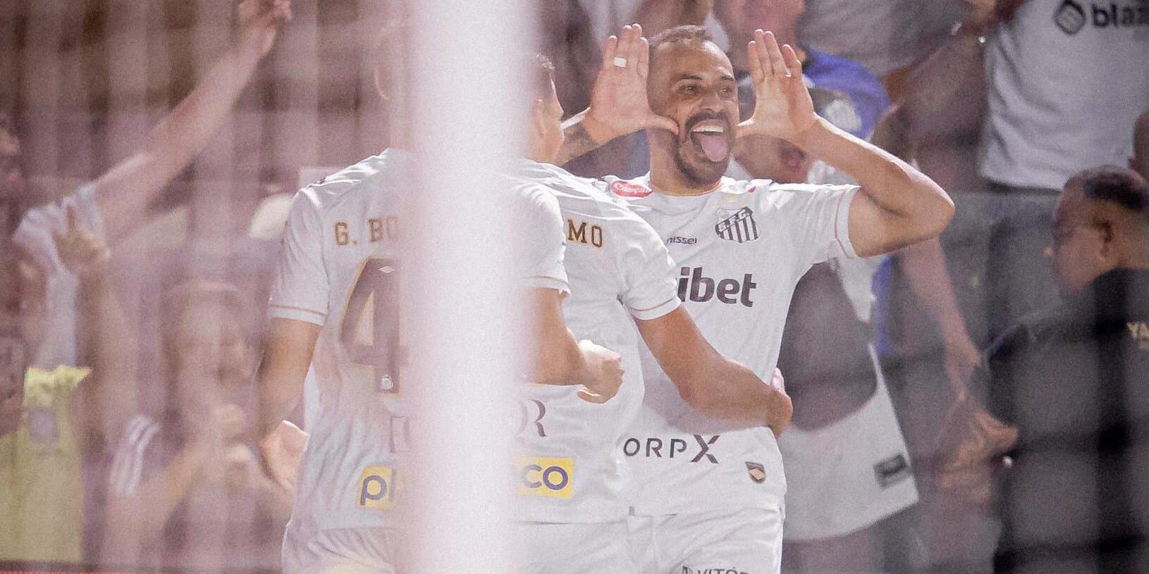 Moisés garantiu a vitória e comemorou fazendo careta, ao "estilo Neymar"