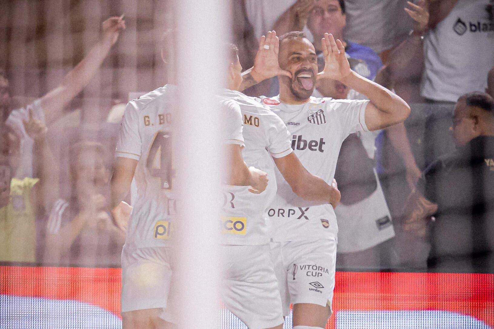 Moisés garantiu a vitória e comemorou fazendo careta, ao "estilo Neymar"