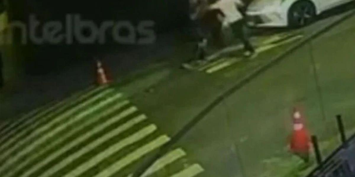 Motorista de aplicativo mata passageiro após briga iniciada por vômito no carro 