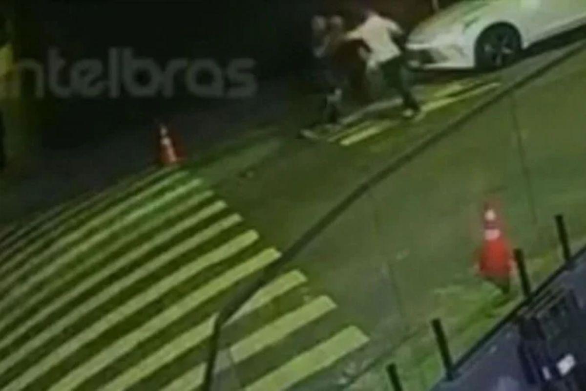 Motorista de aplicativo mata passageiro após briga iniciada por vômito no carro 