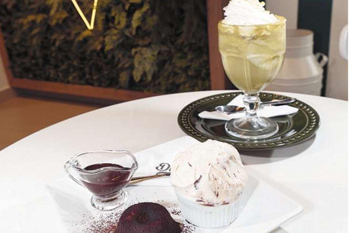 Brownie com ganache e gelato da preferência do cliente é uma opção