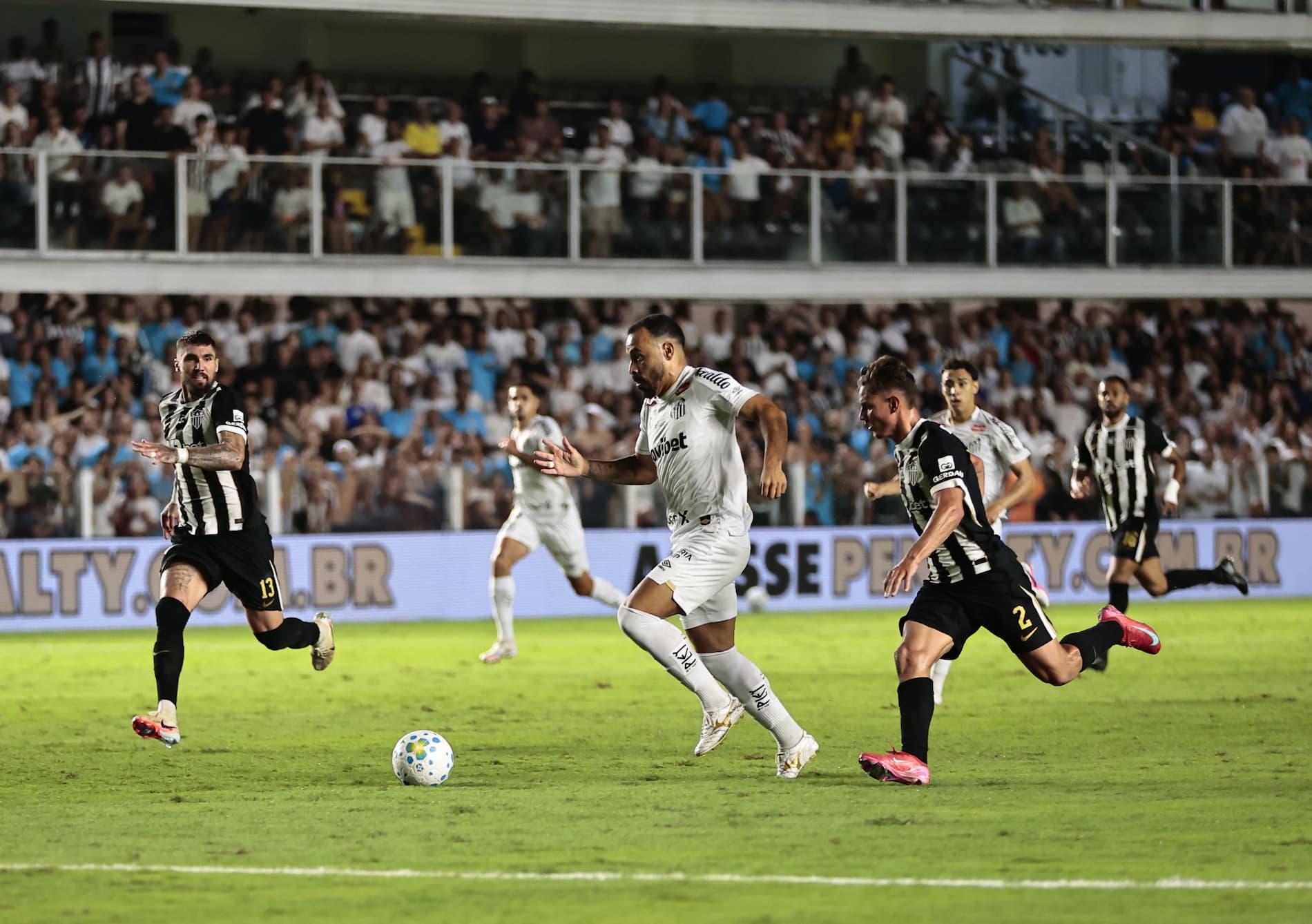Moisés definiu o jogo contra o Atlético-MG e pode ser titular nesta terça, contra o Recoleta