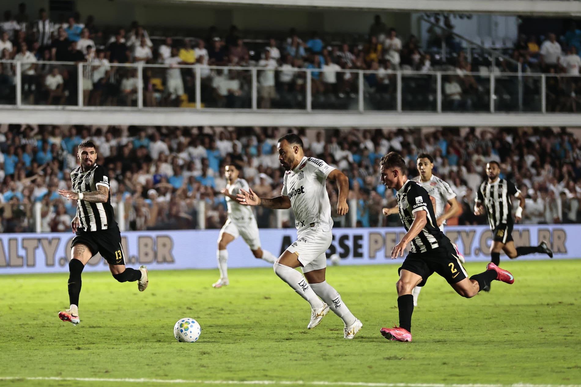 Moisés definiu o jogo contra o Atlético-MG e pode ser titular nesta terça, contra o Recoleta