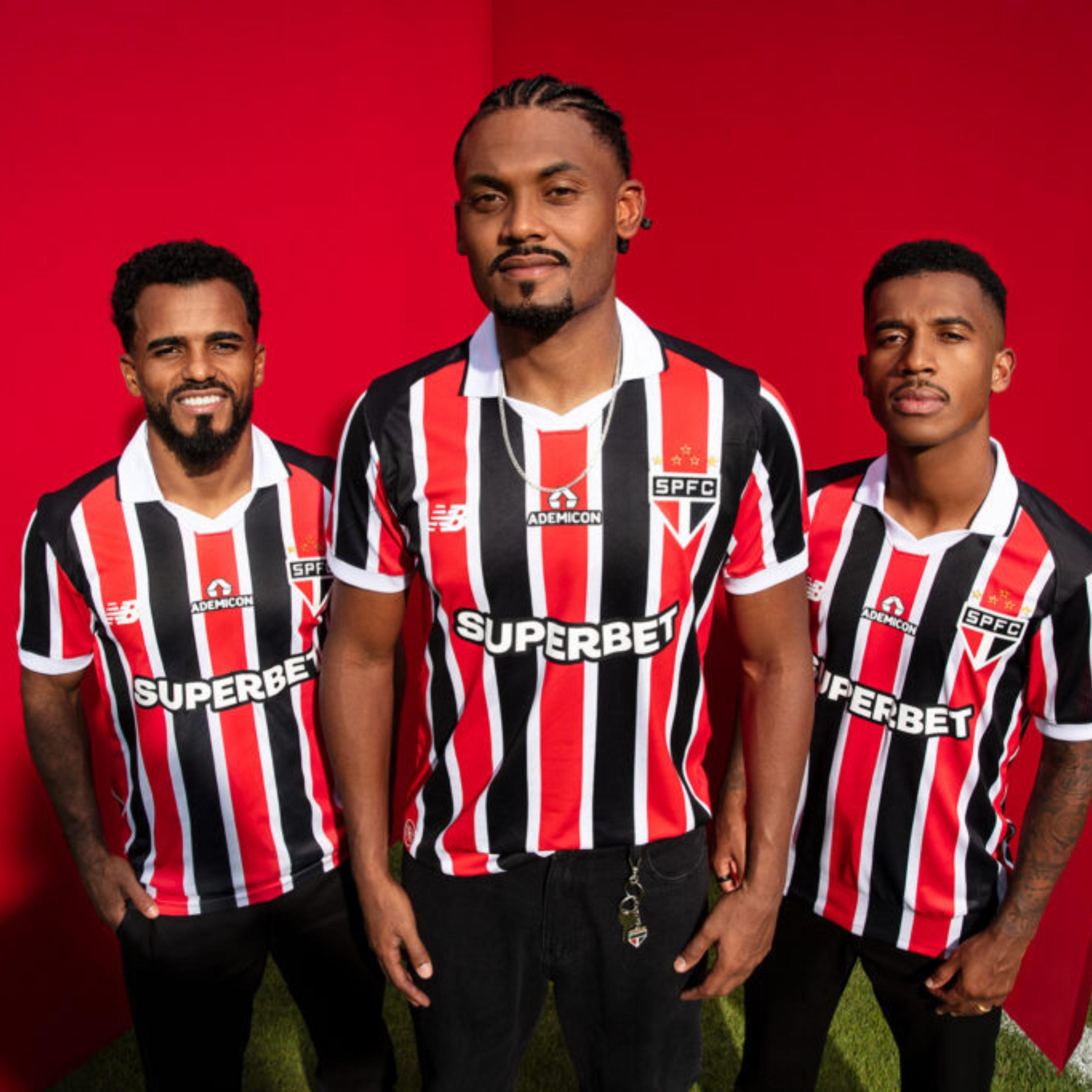 Camisa traz listras verticais em vermelho, preto e branco - com predominância das faixas rubro-negras mais largas, intercaladas por linhas brancas mais finas