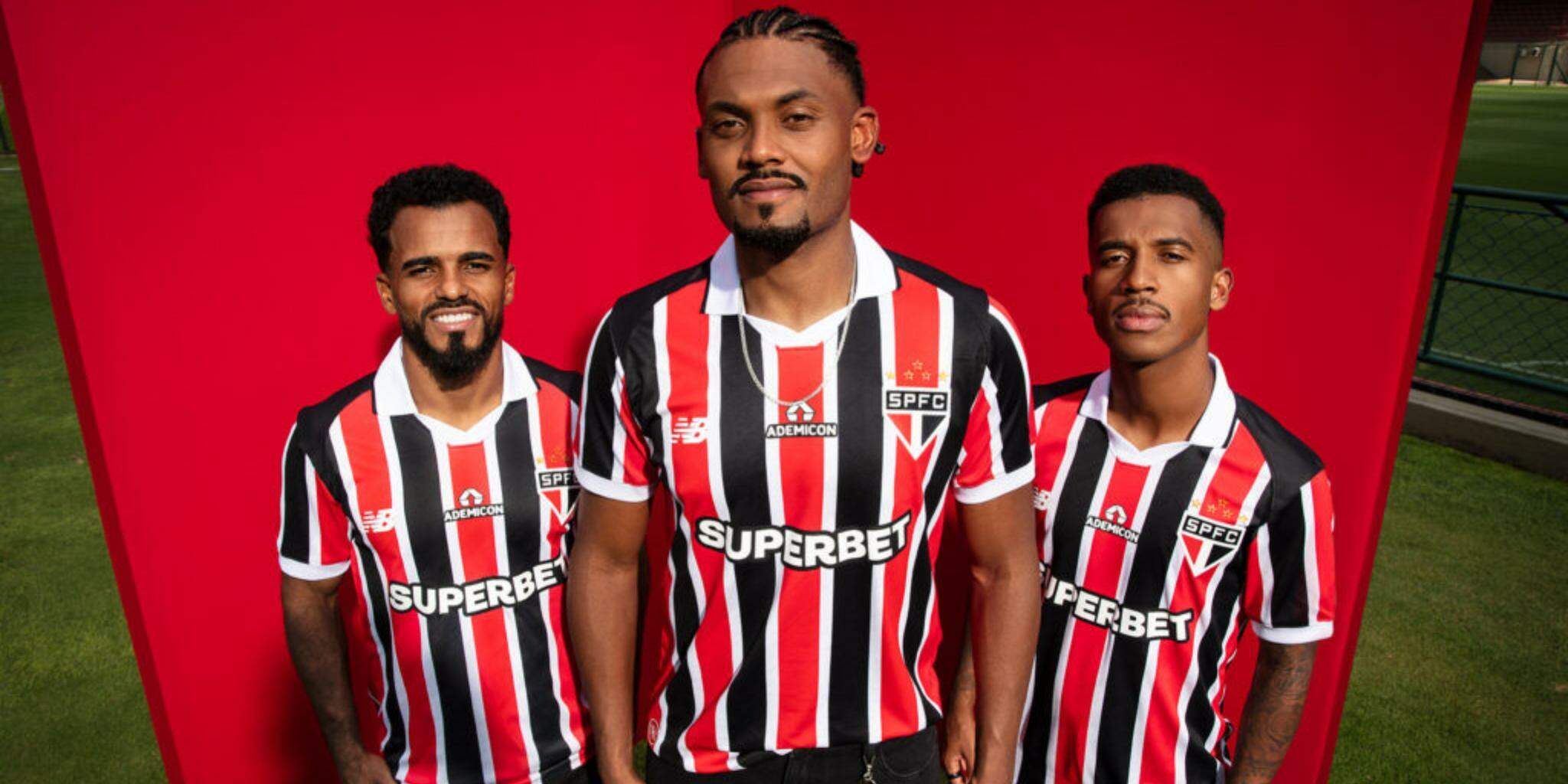 Camisa traz listras verticais em vermelho, preto e branco - com predominância das faixas rubro-negras mais largas, intercaladas por linhas brancas mais finas