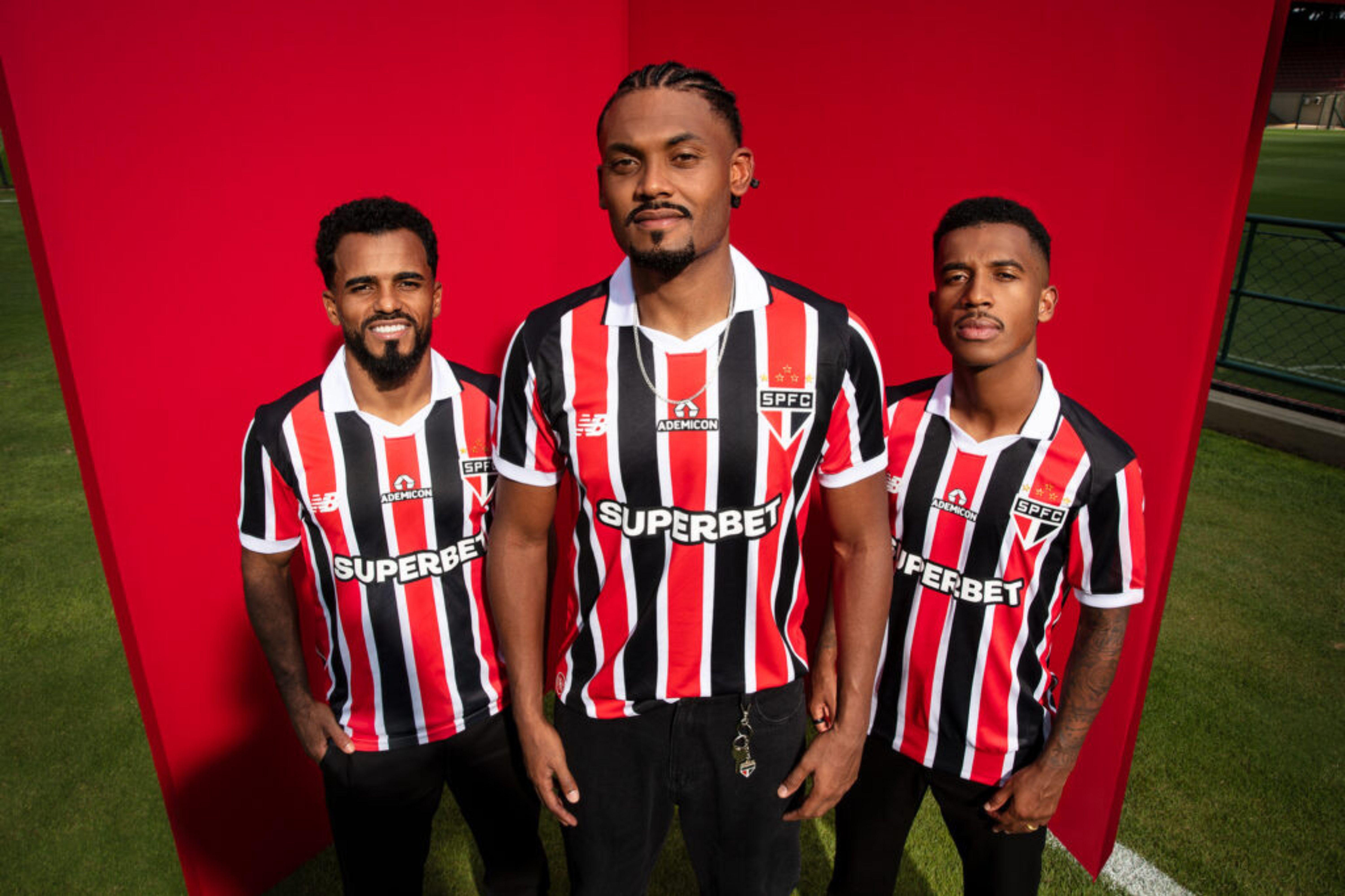 Camisa traz listras verticais em vermelho, preto e branco - com predominância das faixas rubro-negras mais largas, intercaladas por linhas brancas mais finas