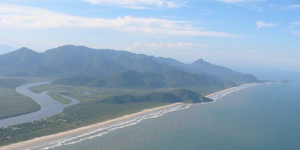 A presença de resíduos no oceano é considerada uma das formas mais severas de degradação ambiental, além de provocar impactos econômicos significativos, especialmente nos setores de turismo, pesca e navegação