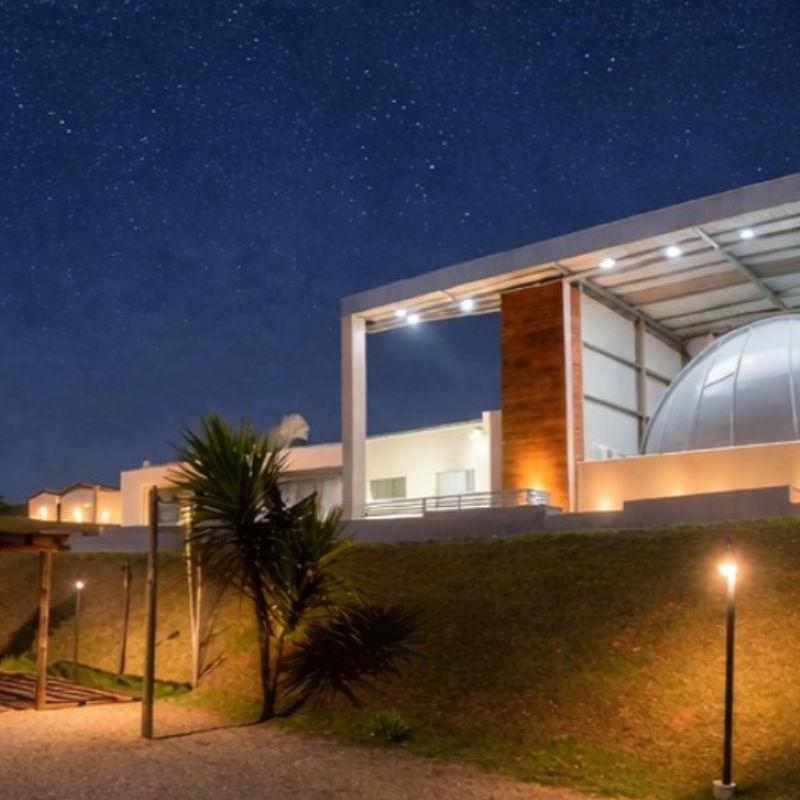 O novo observatório tem um domo giratório medindo 6,5 metros de diâmetro e telescópio refletor de 650 milímetros