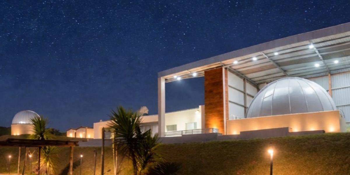 O novo observatório tem um domo giratório medindo 6,5 metros de diâmetro e telescópio refletor de 650 milímetros