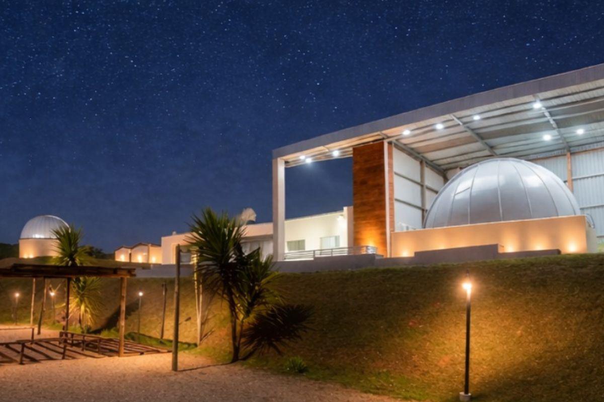 O novo observatório tem um domo giratório medindo 6,5 metros de diâmetro e telescópio refletor de 650 milímetros