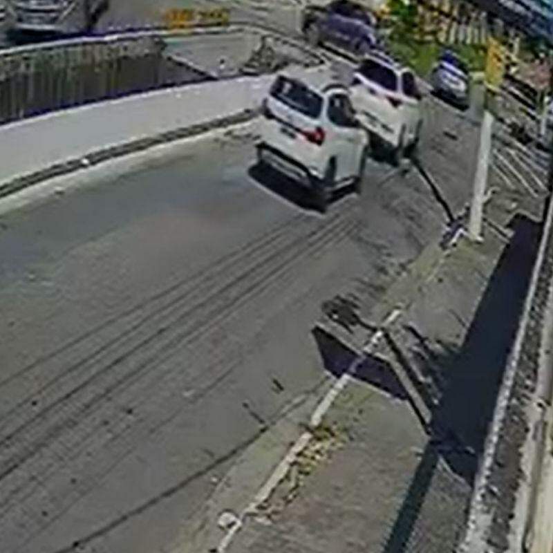 Câmera de monitoramento registraram uma colisão entre um carro e uma moto