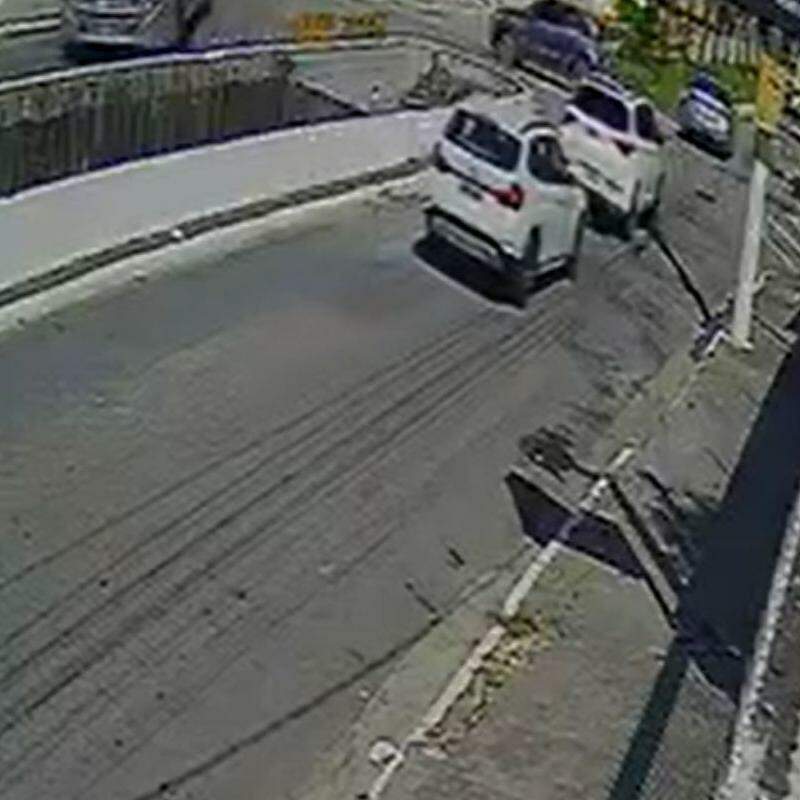 Câmera de monitoramento registraram uma colisão entre um carro e uma moto