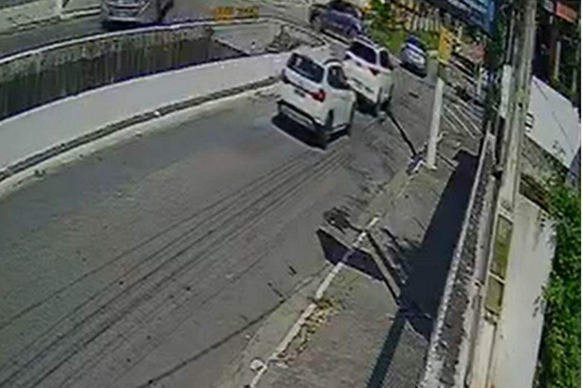 Câmera de monitoramento registraram uma colisão entre um carro e uma moto