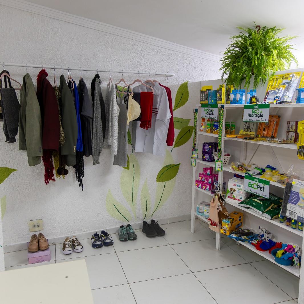 A cada quilo de embalagens limpas, secas e amassadas, se dá um crédito para comprar itens no local