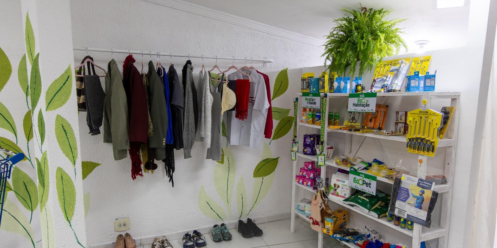 A cada quilo de embalagens limpas, secas e amassadas, se dá um crédito para comprar itens no local