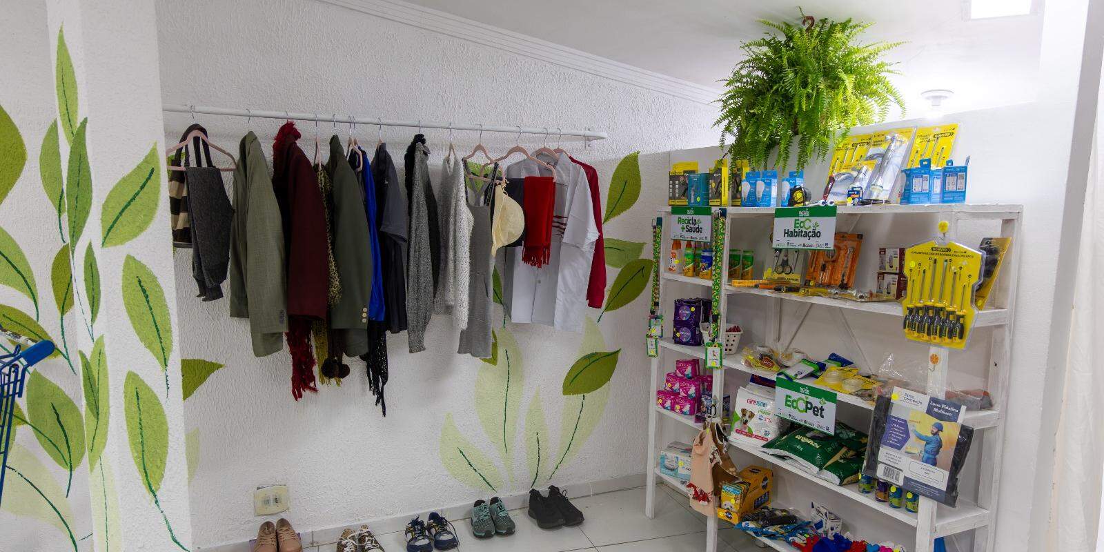 A cada quilo de embalagens limpas, secas e amassadas, se dá um crédito para comprar itens no local