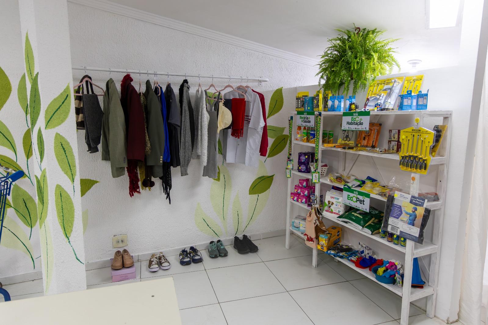 A cada quilo de embalagens limpas, secas e amassadas, se dá um crédito para comprar itens no local