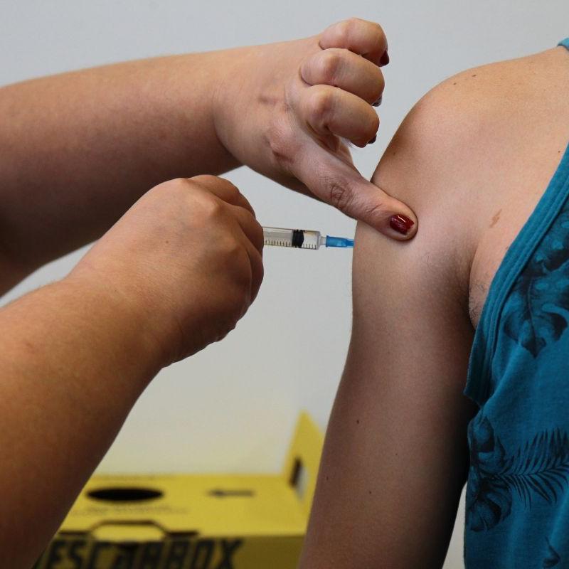 Já podem ser vacinados crianças de 6 meses a menores de 6 anos; gestantes, puérperas e idosos; povos indígenas e quilombolas; pessoas em situação de rua; trabalhadores da saúde; professores e trabalhadores de instituição de ensino além de outros públicos