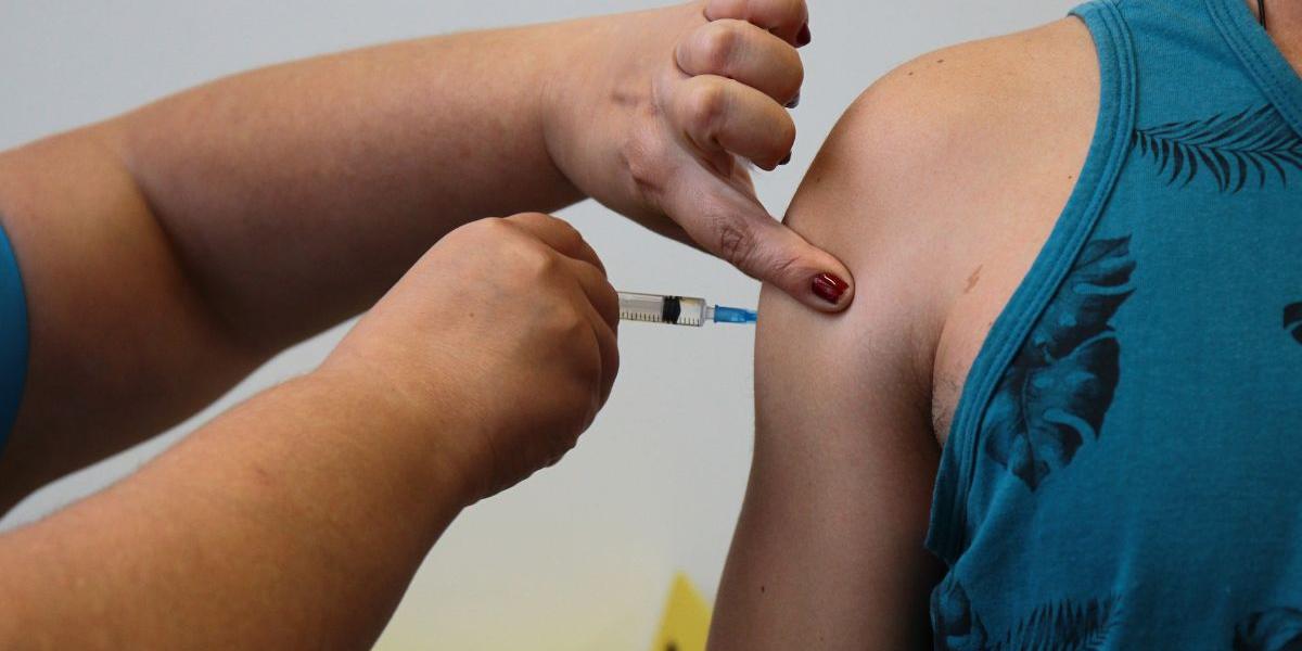 Já podem ser vacinados crianças de 6 meses a menores de 6 anos; gestantes, puérperas e idosos; povos indígenas e quilombolas; pessoas em situação de rua; trabalhadores da saúde; professores e trabalhadores de instituição de ensino além de outros públicos