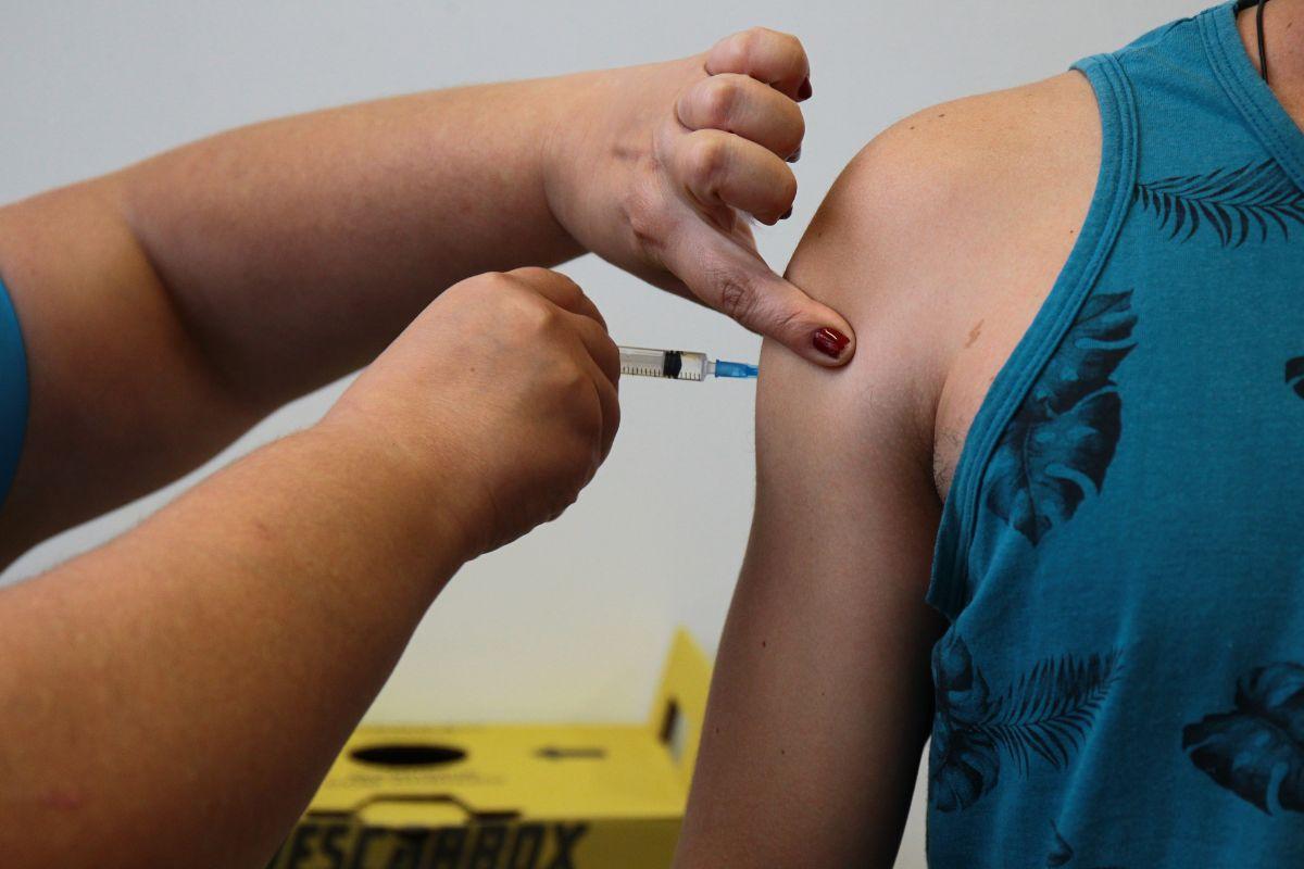 Já podem ser vacinados crianças de 6 meses a menores de 6 anos; gestantes, puérperas e idosos; povos indígenas e quilombolas; pessoas em situação de rua; trabalhadores da saúde; professores e trabalhadores de instituição de ensino além de outros públicos