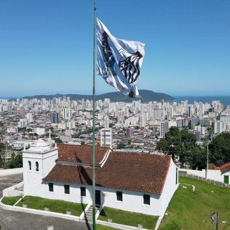 Aniversário foi comemorado com bandeira no alto do Monte Serrat