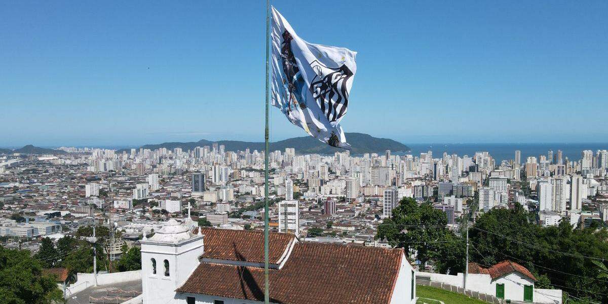 Aniversário foi comemorado com bandeira no alto do Monte Serrat