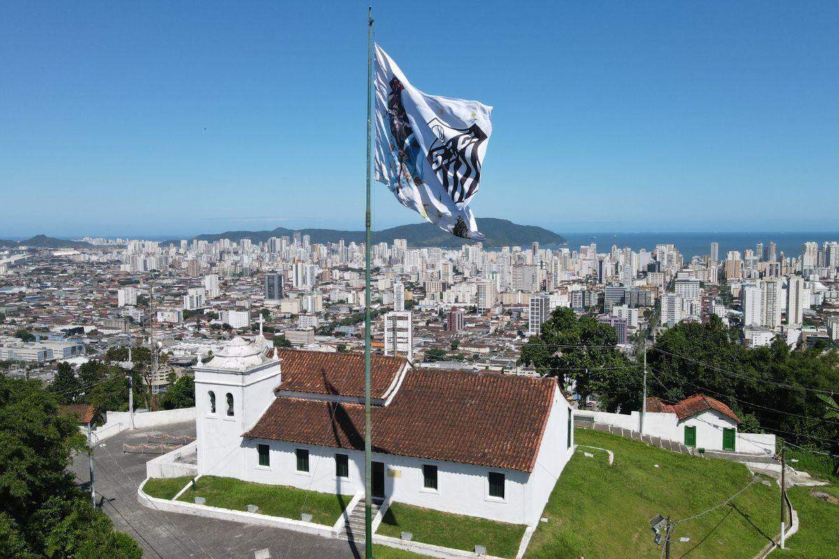 Aniversário foi comemorado com bandeira no alto do Monte Serrat