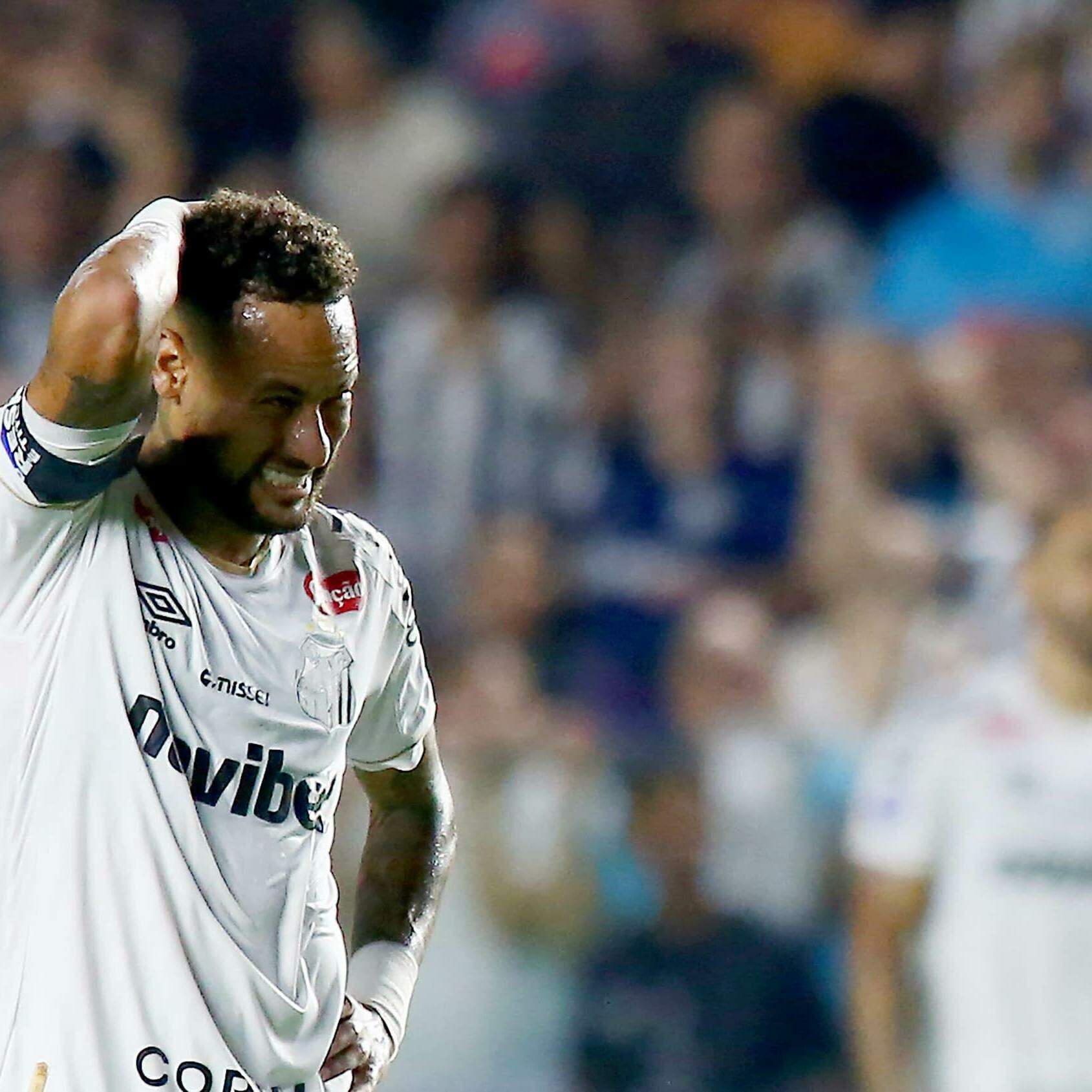 Neymar perdeu um gol incrível na etapa inicial e teve uma atuação apagada na Vila