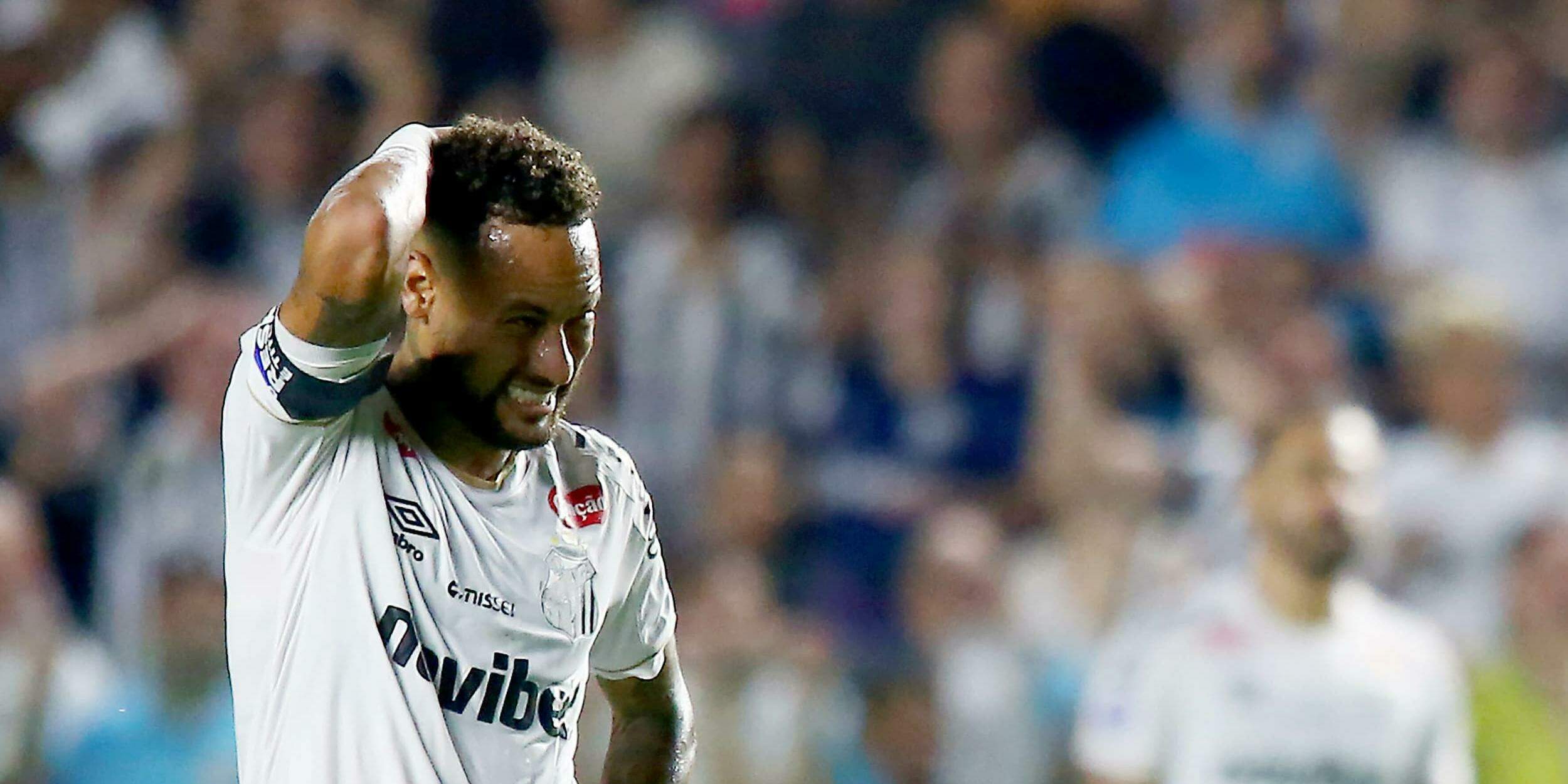 Neymar perdeu um gol incrível na etapa inicial e teve uma atuação apagada na Vila