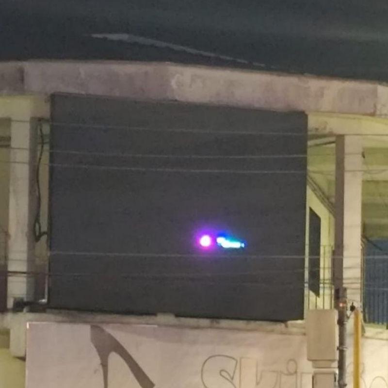 Telão ficou danificado após pedradas