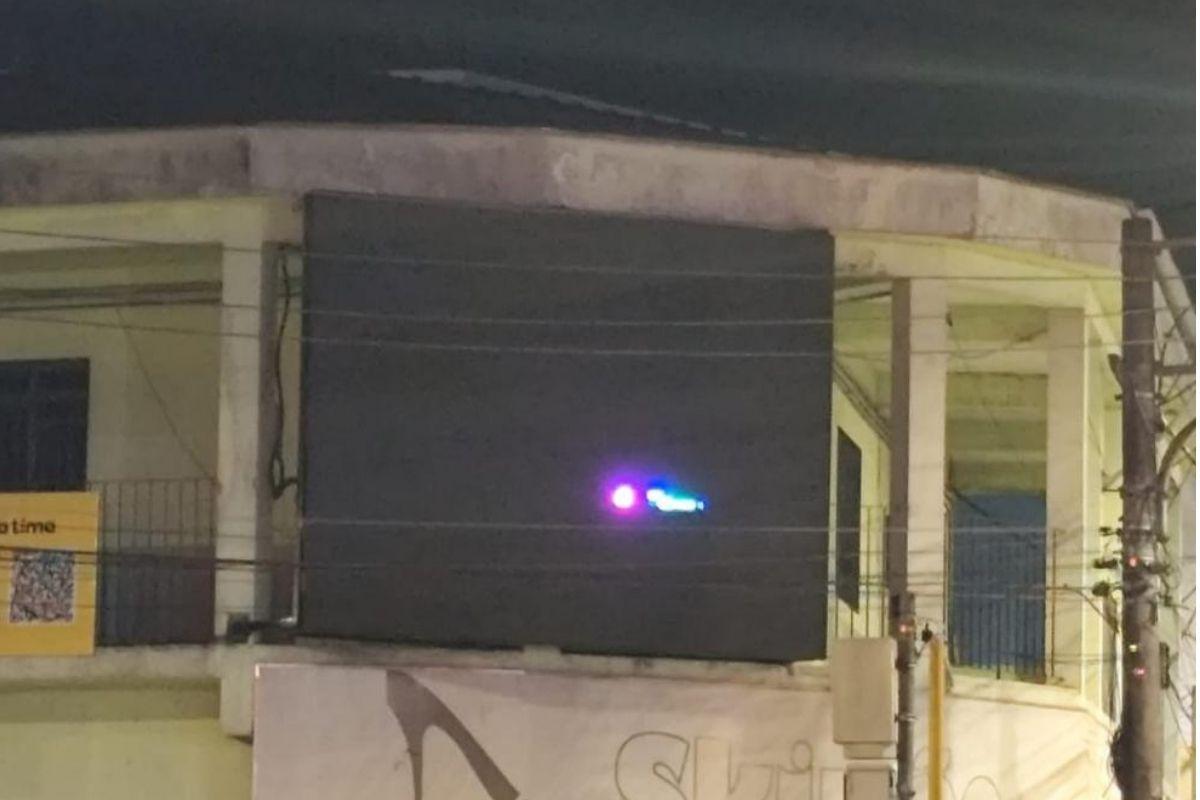 Telão ficou danificado após pedradas