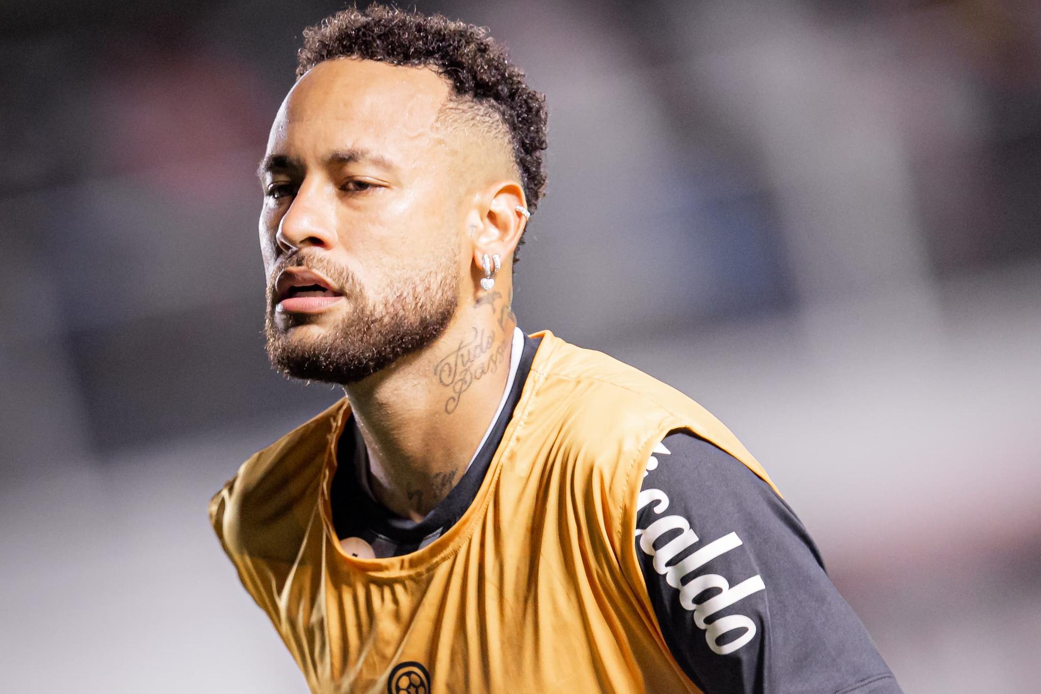 Neymar, que havia discutido com um torcedor na Vila, em 2025, incorreu no mesmo erro na terça