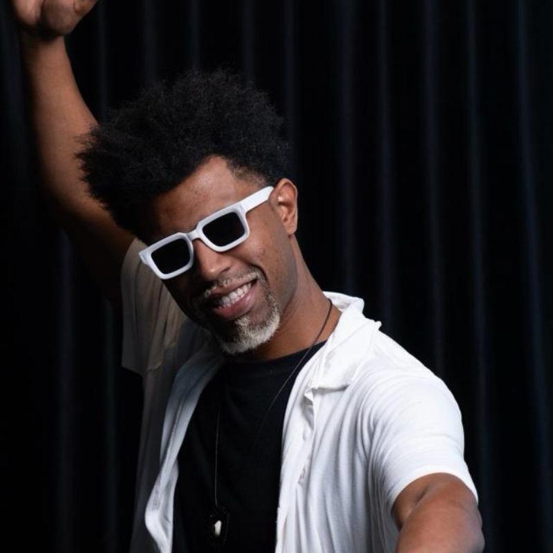 No palco do Arte no Dique, o público poderá conferir essa fusão entre tradição e inovação que acompanha a trajetória de Mano Jotta