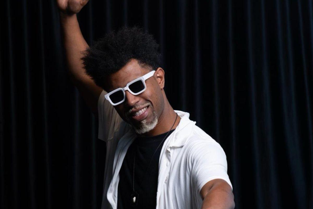 No palco do Arte no Dique, o público poderá conferir essa fusão entre tradição e inovação que acompanha a trajetória de Mano Jotta