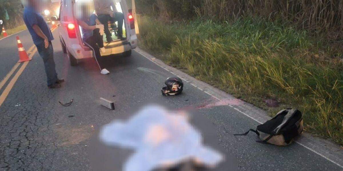 Acidente ocorreu na madrugada de quarta-feira e resultou em um motociclista morto