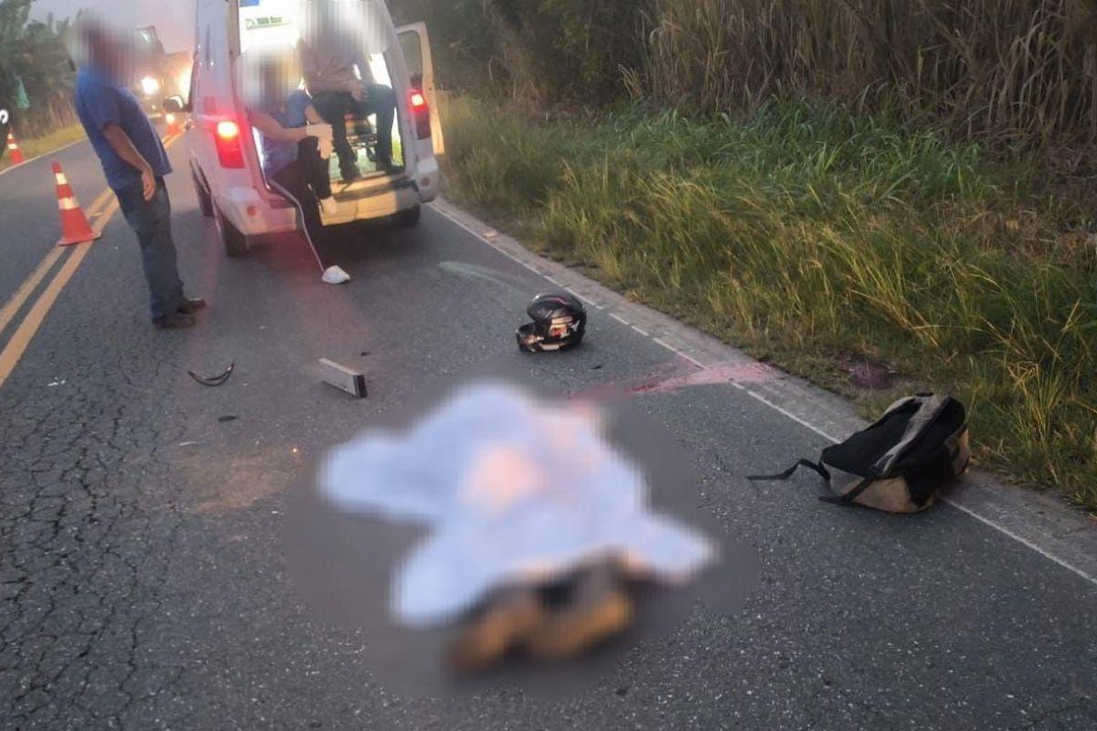 Acidente ocorreu na madrugada de quarta-feira e resultou em um motociclista morto