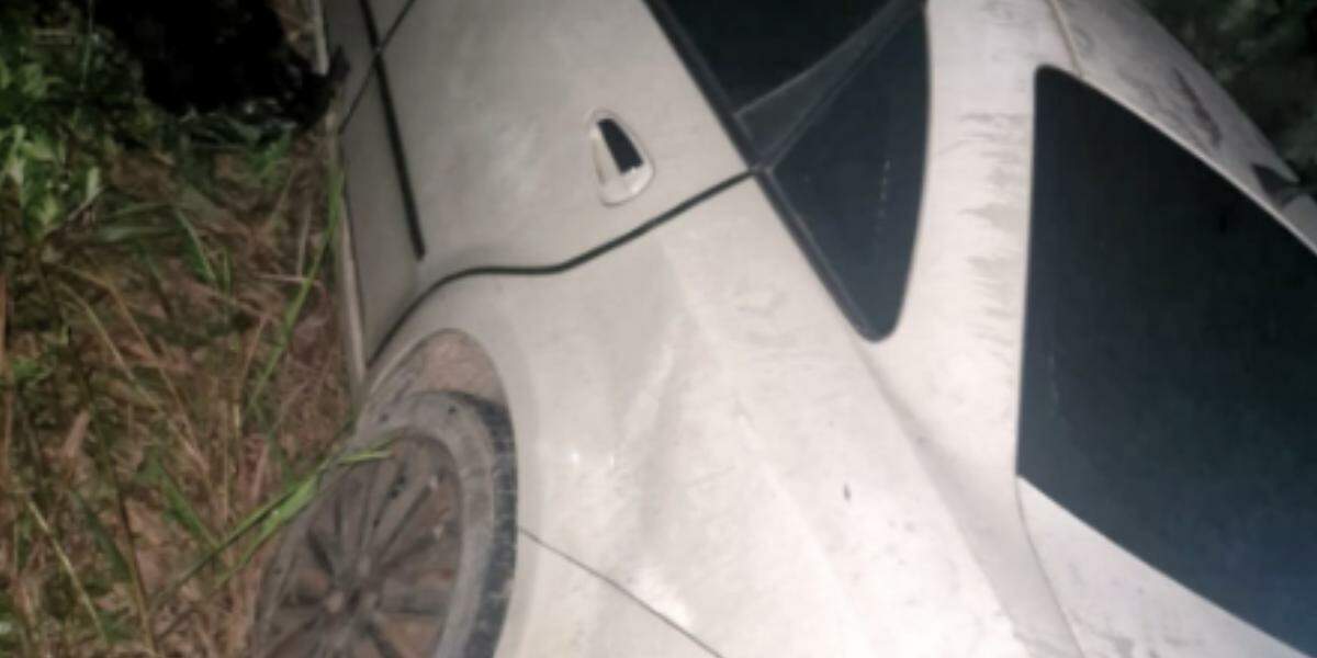 Os agentes localizaram o segundo suspeito, que confirmou ter registrado falsamente o roubo do automóvel e, posteriormente, escondido o veículo com ajuda do comparsa