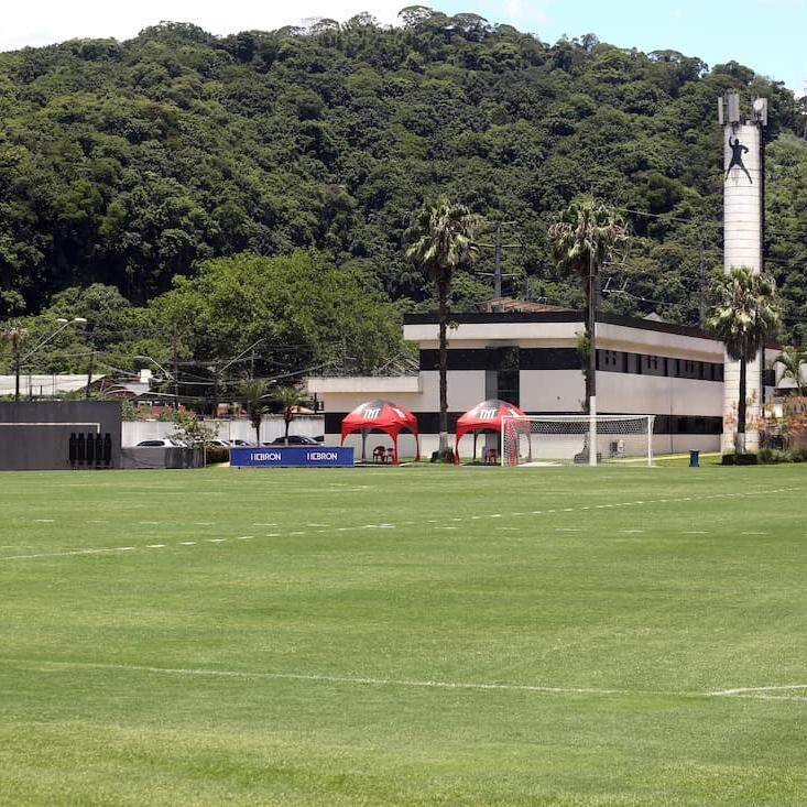 Membros da organizada foram autorizados a entrar no CT Rei Pelé para uma conversa amistosa com o elenco