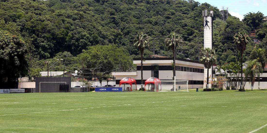 Membros da organizada foram autorizados a entrar no CT Rei Pelé para uma conversa amistosa com o elenco